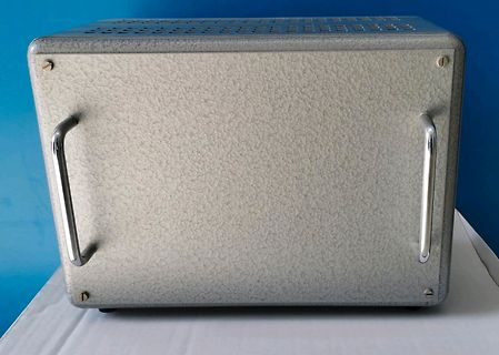 Rückseite eines silbernen Metallgehäuses mit Griffen