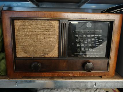 Altes Röhrenradio mit Skala