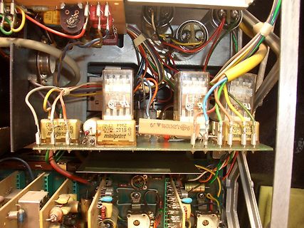 Innenansicht eines elektronischen Geräts mit Relais und Platinen