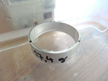 Metallring mit handschriftlicher Beschriftung