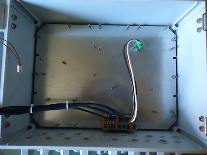 Innenansicht eines Metallgehäuses mit Verkabelung