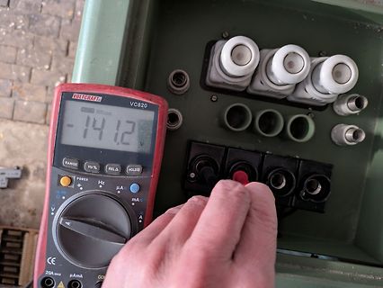 Multimeter misst Spannung an einem Anschlussblock