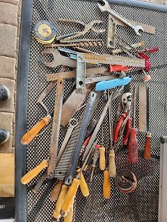 Vielzahl an Werkzeugen auf einem Metallgitter