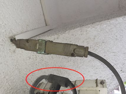 Steckverbindung und Kabel an einer Wand
