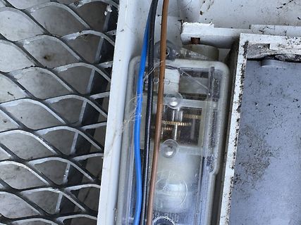 Nahaufnahme einer elektrischen Komponente mit Kabeln