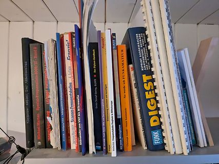 Bücherregal mit Fachliteratur Elektronik