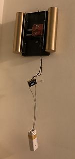 Elektronikaufbau mit Kabeln und Bauteilen an Wand