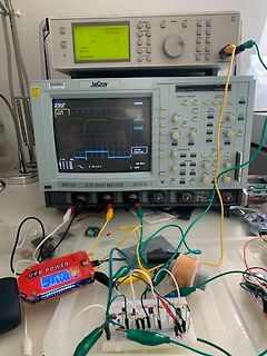 Messaufbau mit Oszilloskop, Netzteil und Breadboard