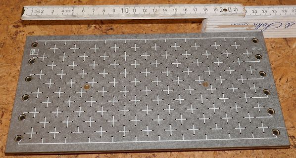 Geätzte Lochrasterplatine mit Kreuzmarkierungen