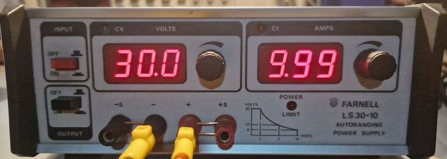 Labornetzteil mit Digitalanzeige