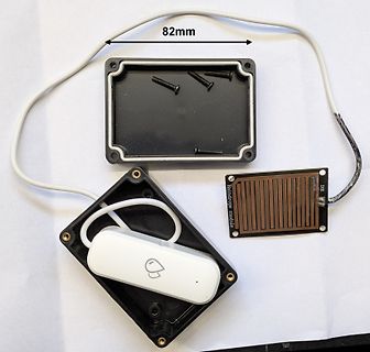 Elektronikgehäuse mit Regensensor und Kabel