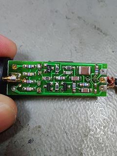 Nahaufnahme einer grünen Leiterplatte mit elektronischen Bauteilen