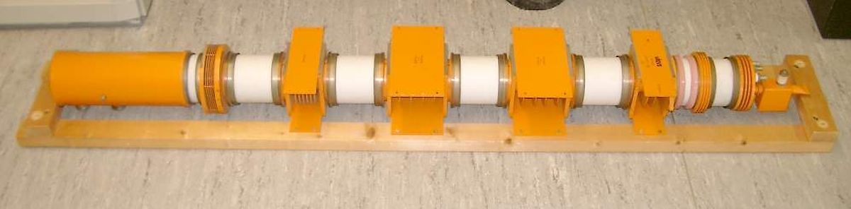 Elektronischer Aufbau auf Holzbrett