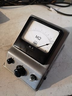 Analoges Messgerät mit MΩ Skala