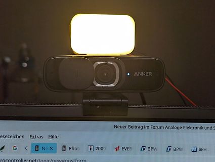 Anker Webcam auf Monitor mit Lichtquelle