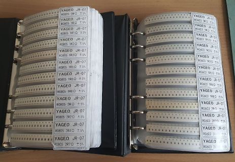 Reihe von SMD-Widerständen in einer Aufbewahrungsbox