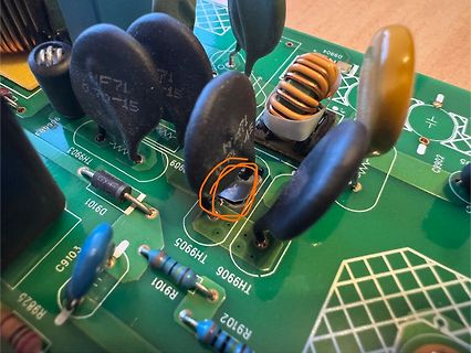 Nahaufnahme einer Leiterplatte mit elektronischen Bauteilen