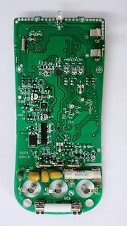 Foto einer grünen Leiterplatte mit elektronischen Bauteilen