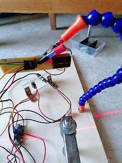 Elektronik-Versuchsaufbau mit Laser und freien Leitungen