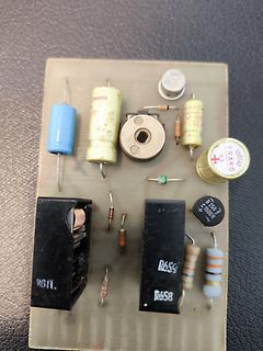 Einzelne elektronische Bauteile auf einer Platine