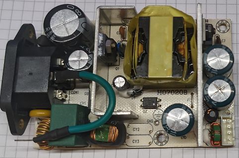 Leiterplatte eines Schaltnetzteils mit Transformator und Kondensatoren