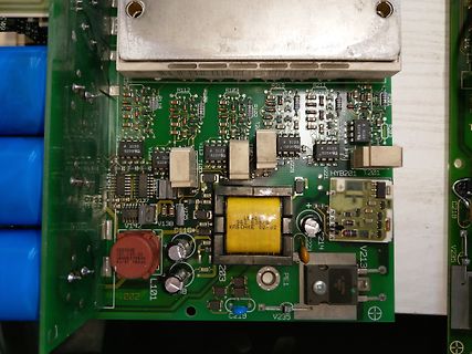 Nahaufnahme einer Leiterplatte mit elektronischen Bauteilen