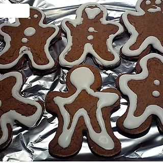 Lebkuchenmänner auf Alufolie