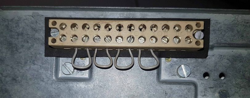 Schraubklemmenblock auf Metallgehäuse
