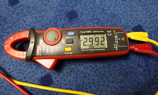 Roter Stromzangenmultimeter auf blauem Untergrund