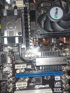 Nahaufnahme eines ASRock Mainboards mit CPU-Kühler
