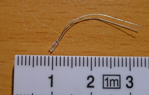 LED mit Anschlüssen und Lineal