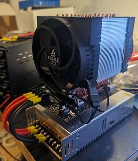 CPU-Kühler auf Platine und Netzteil