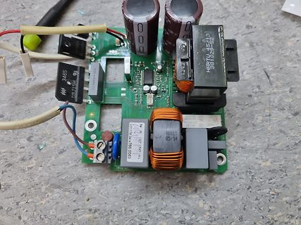 Leiterplatte eines Schaltnetzteils mit Transformatoren und Kondensatoren
