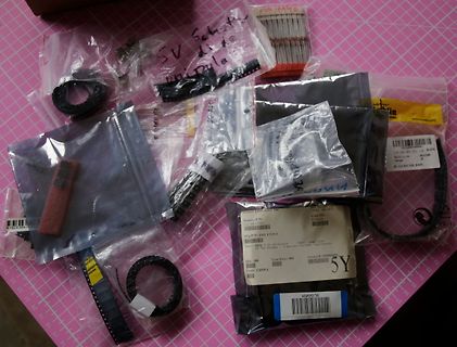 Verschiedene Elektronikbauteile in Plastikbeuteln