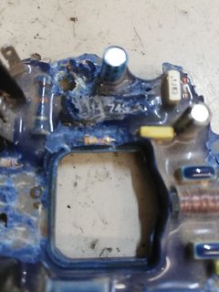 Verschmutzte Leiterplatte mit vergossenem Epoxidharz
