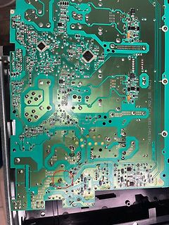 Grüne Leiterplatte mit elektronischen Bauteilen
