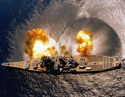 Kriegsschiff beim Abfeuern der Hauptartillerie