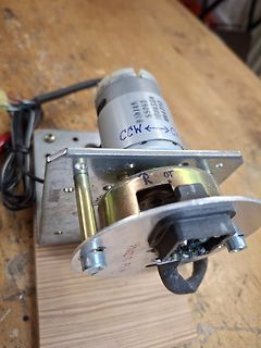Elektromotor auf Holzbrett mit Metallhalterung