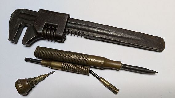 Rohrzange und verschiedene Werkzeuge