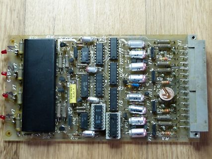 Bestückte Leiterplatte mit integrierten Schaltkreisen und Kondensatoren