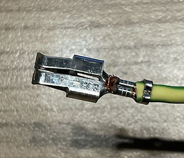 Beschädigter Stecker eines Kabels