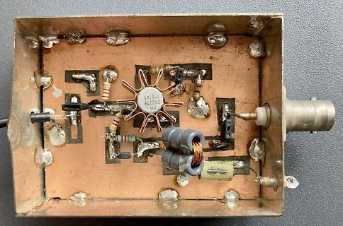 Freiluftverdrahtung in Metallgehäuse mit Transistor und Spulen