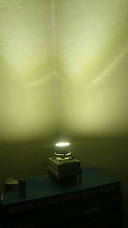 Leuchtende LED auf Kühlkörper in Ecke
