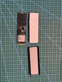 Samsung Leiterplatte und Akku auf Schneidematte