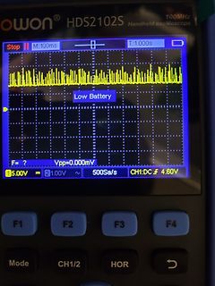 Handheld-Oszilloskop mit gelbem Signalverlauf