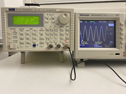 Funktionsgenerator und Oszilloskop auf Werkstatttisch