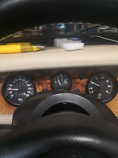 Armaturenbrett eines Autos mit Tachometer und Anzeigen