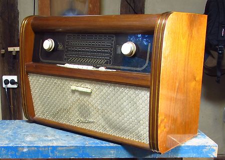 Altes Röhrenradio in Holzgehäuse