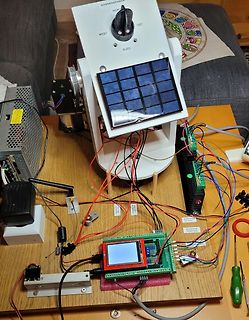 Elektronischer Aufbau mit Solarpanel und Display auf Holzbrett