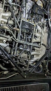Motor eines Fahrzeugs mit Leitungen und Bauteilen